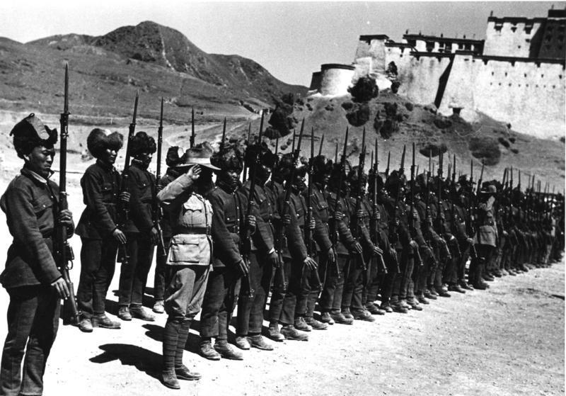 File:Bundesarchiv Bild 135-S-17-14-34, Tibetexpedition, Shigatse, Truppenparade.jpg