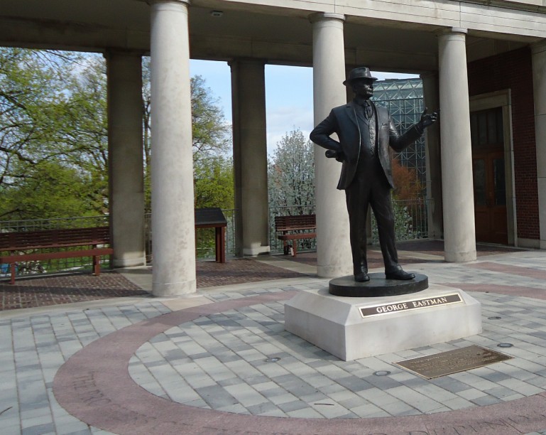 File:Statue of George Eastman at the University of Rochester.jpg