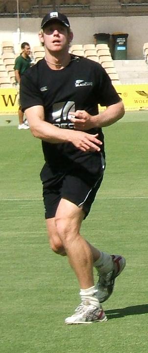 File:Brendon Diamanti fielding 3.jpg