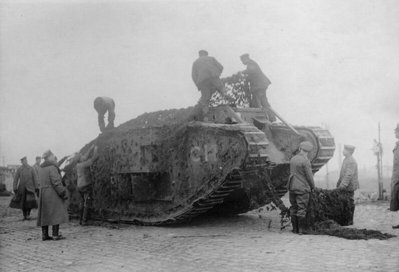 File:Bundesarchiv Bild 146-1998-098-10, Bei Cambrai, erbeuteter englischer Panzer.jpg