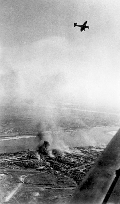 File:Bundesarchiv Bild 183-J20286, Russland, Kampf um Stalingrad, Luftangriff.jpg