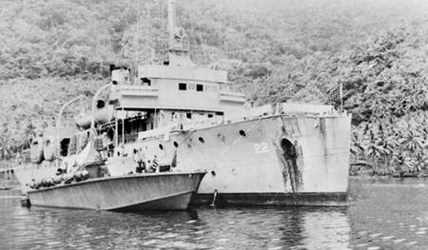 File:USS Tulsa (PG-22) with PT boat at Milen Bay 1943.jpg