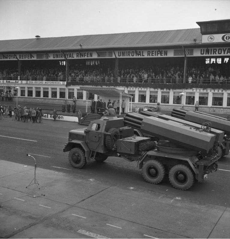 File:Bundesarchiv B 145 Bild-F029231-0003, Nürburgring, Bundeswehrparade zum NATO-Jubiläum.jpg