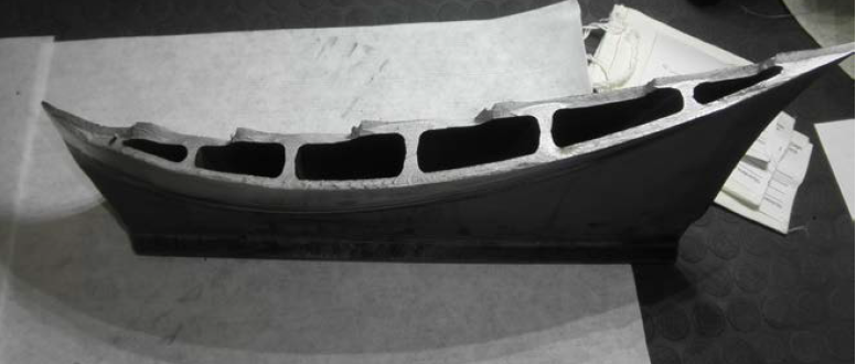 File:UAL1175 PW4077 fan blade 11 fracture.png