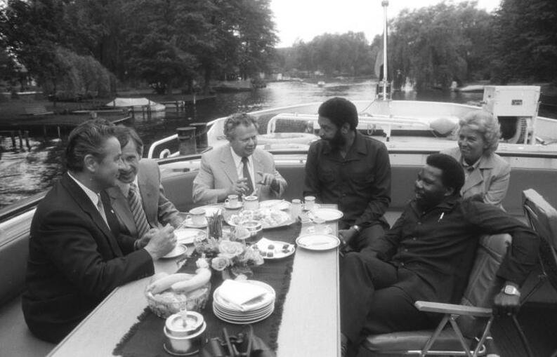 File:Bundesarchiv Bild 183-1982-0610-101, Berlin, Besuch Regierungsdelegation Grenada, Bootsfahrt.jpg