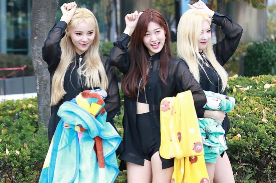 File:171102 엠카 미니팬미팅 이달의소녀 오드아이써클 직찍.jpg