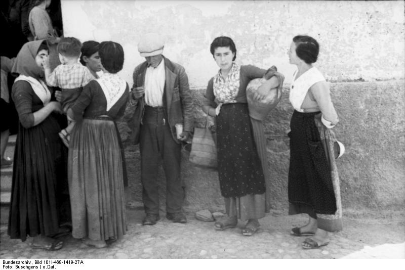 File:Bundesarchiv Bild 101I-468-1419-27A, Männer und Frauen vor einem Haus.jpg