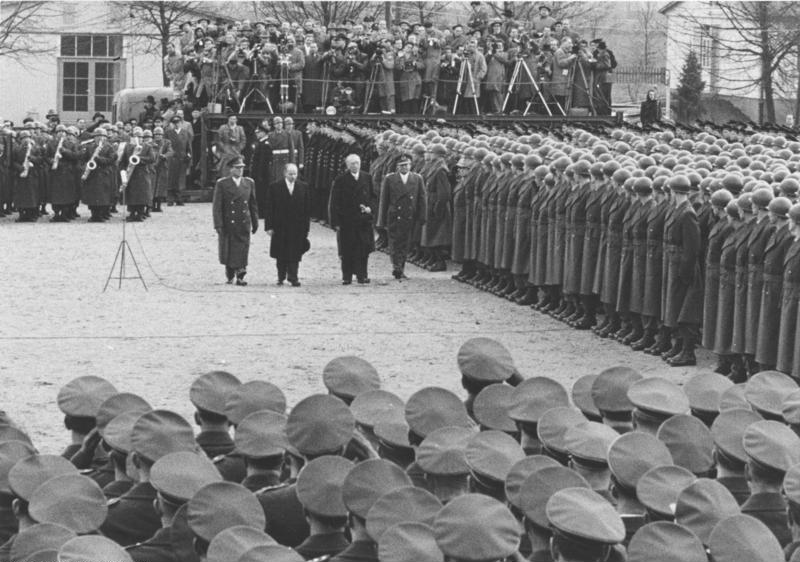 File:Bundesarchiv Bild 146-2004-0092, Andernach, Adenauer besucht Bundeswehr.jpg