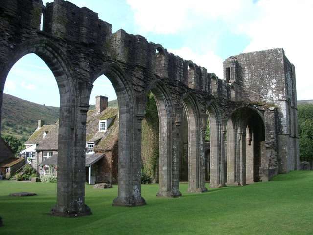 File:Llanthony Abbey - geograph.org.uk - 615781.jpg