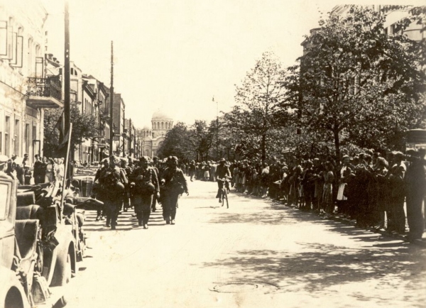 File:Wehrmacht in Liberty Avenue, Kaunas.jpg