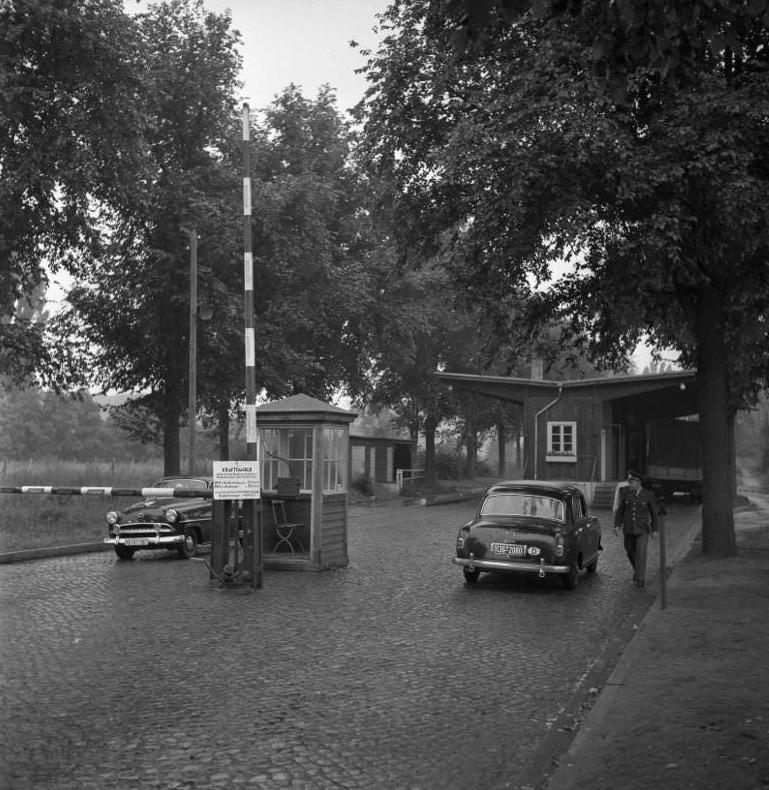 File:Bundesarchiv B 145 Bild-F003101-0005, Berlin, Zonengrenze, Grenzübergang.jpg