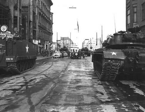 File:Checkpoint Charlie 1961-10-27.jpg