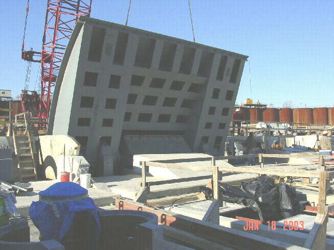 File:Floodgate crest bascule.jpg