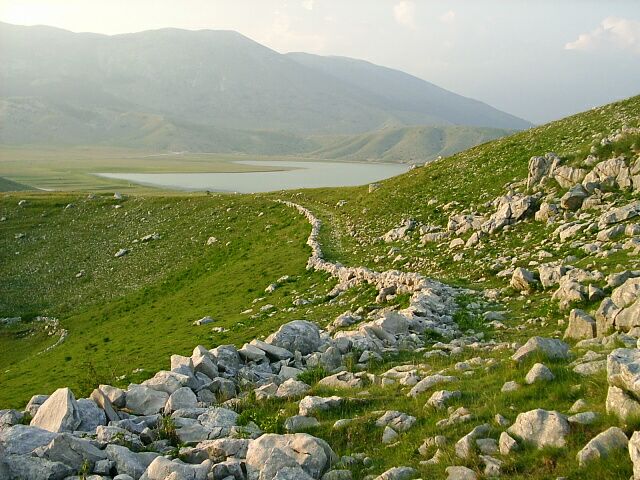 File:Blidinje - sesup k jezeru, byvala vozova cesta.jpg