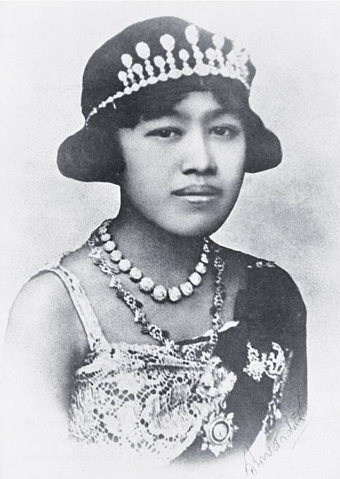 File:HM Queen Indrasakdi Sachi.jpg