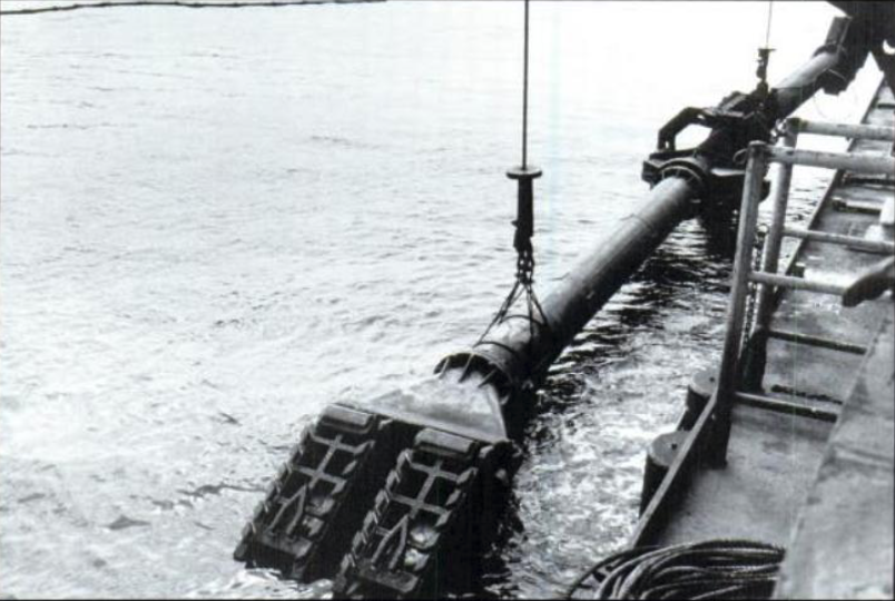 File:Inverted draghead for oil recovery on USAV Yaquina.png