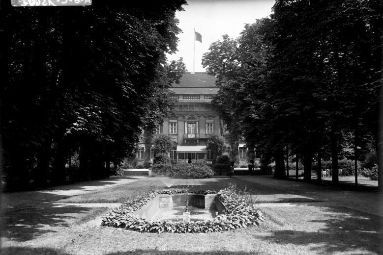 File:Bundesarchiv Bild 102-13602, Berlin, Reichspräsidentenpalais, Park.jpg