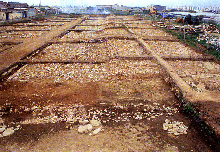 File:경주 성동동 전랑지.jpg