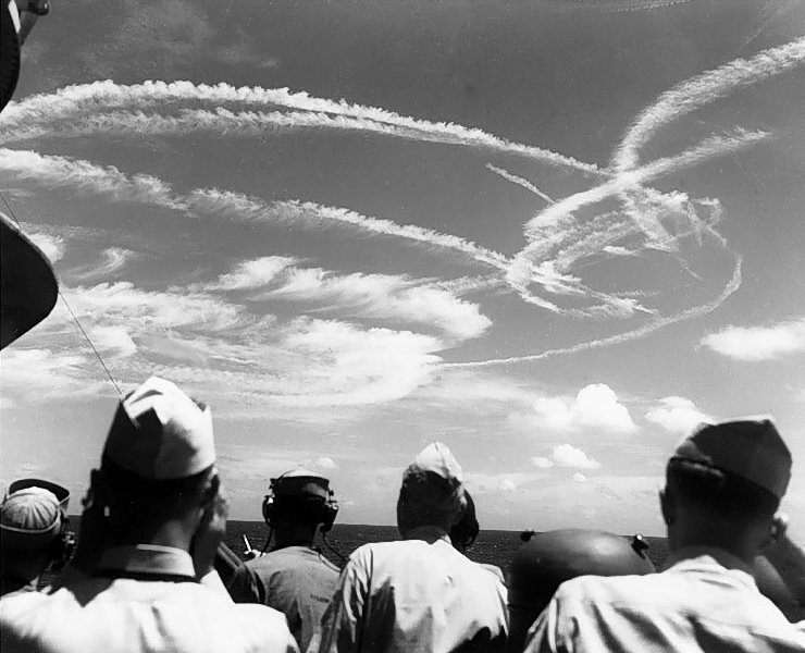 File:Fighter plane contrails in the sky.jpg
