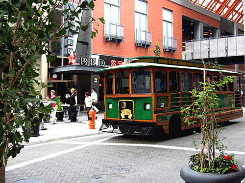 File:Louisville 4thStreet trolley.jpg
