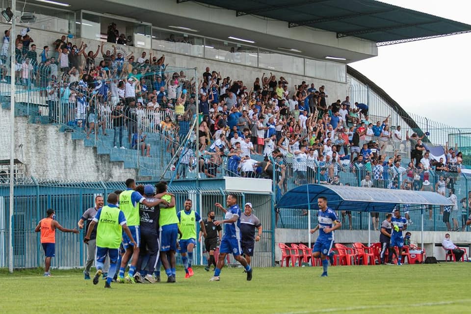 File:Torcida do Olaria 01.jpg