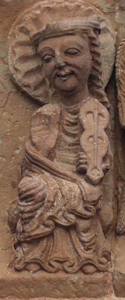 File:Elder with plucked rabel, Santo Domingo de Soria.jpg