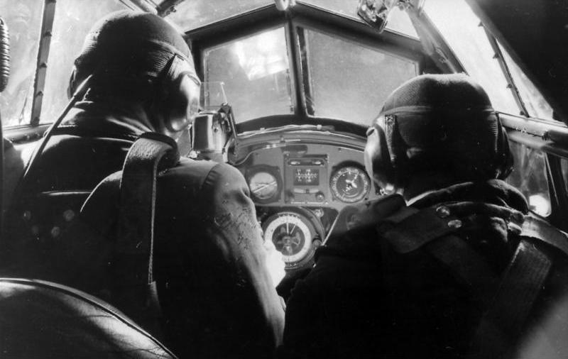 File:Bundesarchiv Bild 101I-658-6356-25, Reichsgebiet, Piloten im Cockpit eines Flugzeugs.jpg