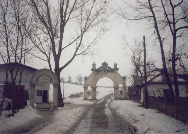 File:Cemetery Gate2.jpg
