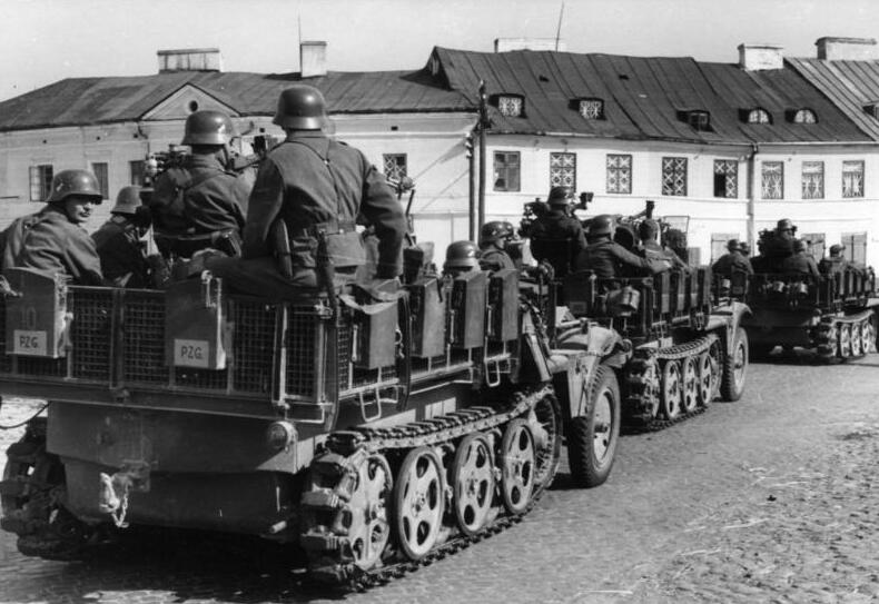 File:Bundesarchiv Bild 101I-380-0086-27, Polen, Halbkettenfahrzeuge.jpg
