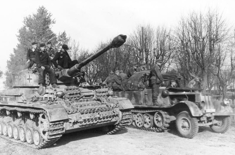 File:Bundesarchiv Bild 101I-687-0127-18, Russland, Panzer IV und Halbkettenfahrzeug.jpg