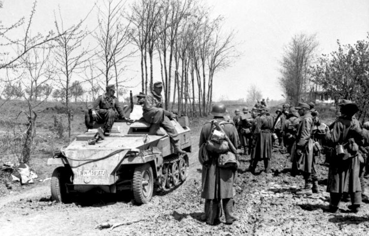 File:Bundesarchiv Bild 101I-711-0446-21A, Russland-Süd, Schützenpanzer, Soldaten auf Straße.jpg