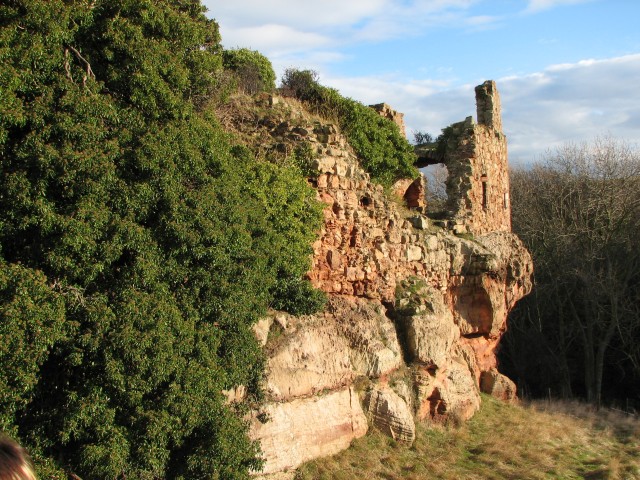 File:Innerwick Castle.jpg