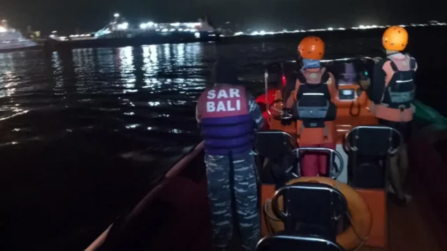 File:KMP Tunu Pratama Jaya search and rescue.webp