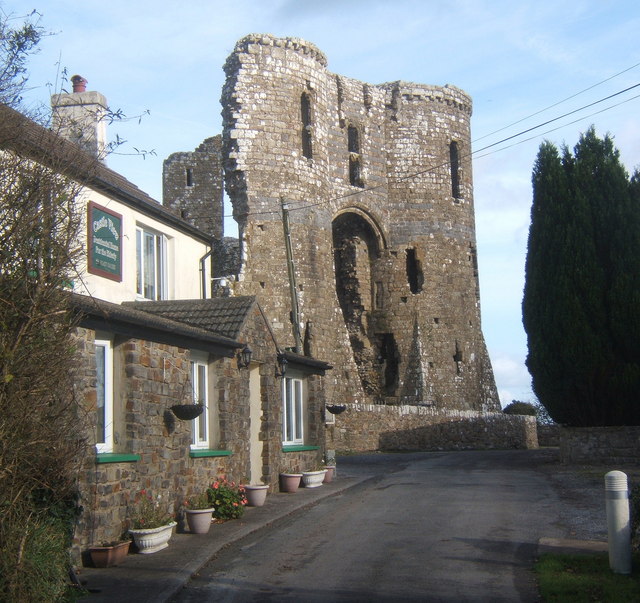 File:Approaching Llawhaden Castle from the village - geograph.org.uk - 1019890.jpg