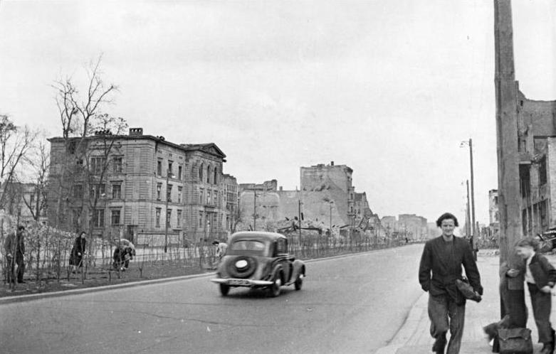 File:Bundesarchiv Bild 183-S94985, Berlin, Stalinallee, Ruinen, Trümmer.jpg