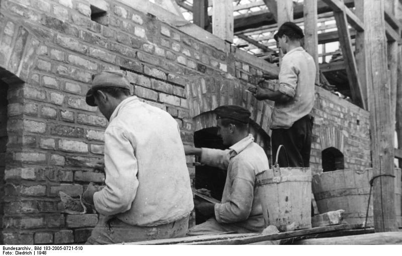 File:Bundesarchiv Bild 183-2005-0721-510, Vorpommern, Bau von Neusiedlerhäusern.jpg