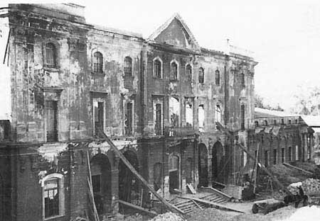 File:Branicki Palace destroyed by Germans.jpg