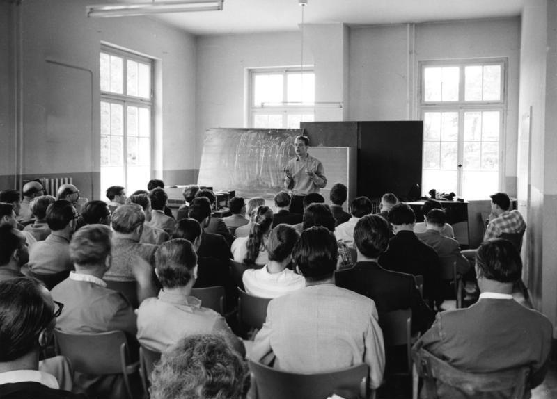 File:Bundesarchiv B 145 Bild-F004566-0002, Darmstadt, Internationaler Kurs für neue Musik.jpg