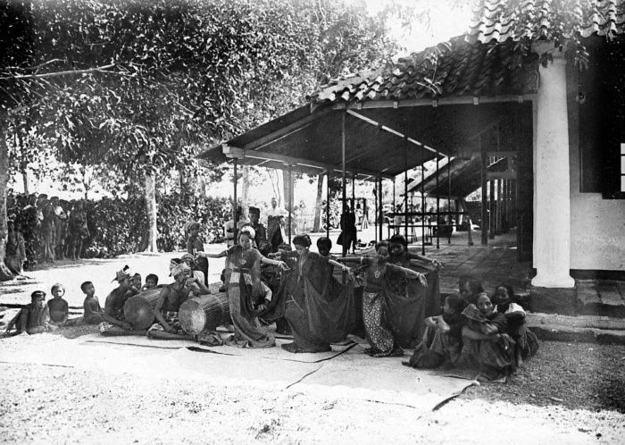 File:COLLECTIE TROPENMUSEUM Pakaréna danseressen van het eiland Salayar bij Celebes TMnr 10003452.jpg