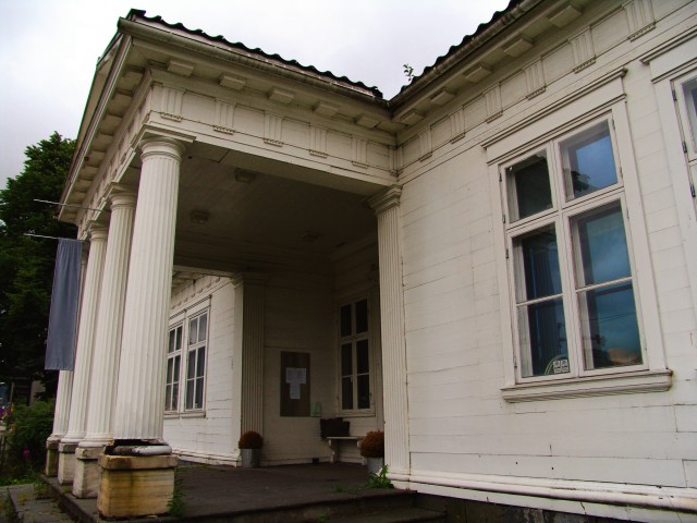 File:Urdi tempelgavl.jpg