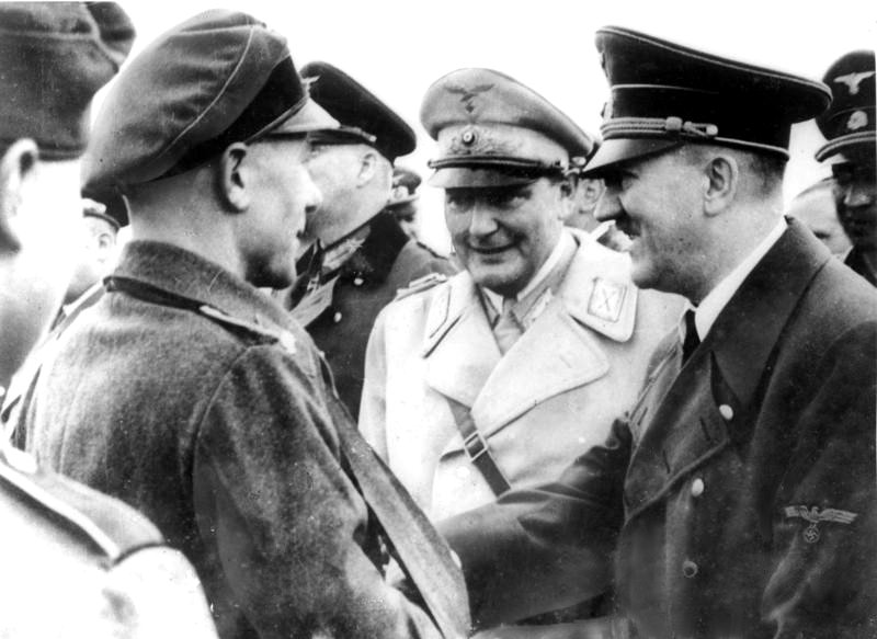 File:Bundesarchiv Bild 183-1983-0331-500, Hermann Göring und Adolf Hitler bei Truppenbesuch.jpg