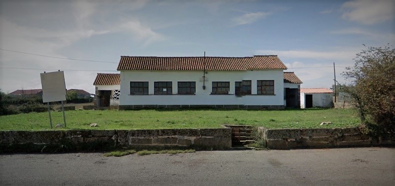 File:Antiga escola primária Duas Igrejas - Miranda do Douro.jpg