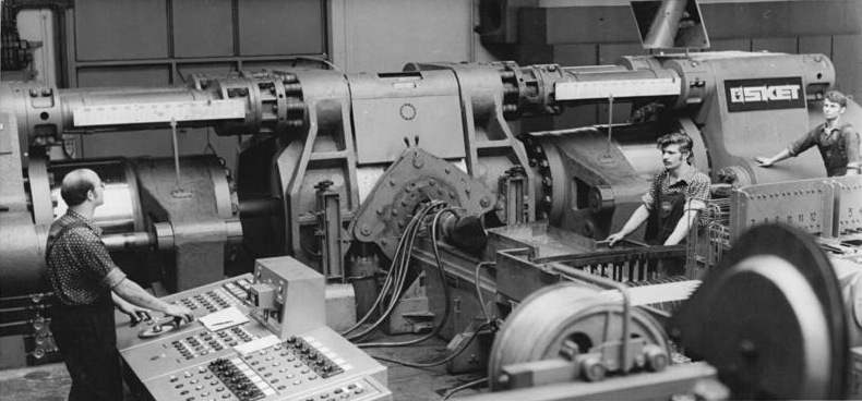 File:Bundesarchiv Bild 183-J0416-0012-001, VEB Kabelwerk Oberspree, Doppelstempelpresse.jpg