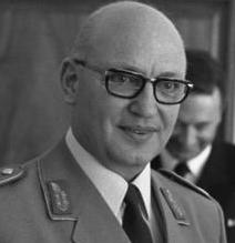File:Bundesarchiv B 145 Bild-F039688-0018, Bonn, Bundespräsident mit Generalleutnant Schnell (cropped).jpg