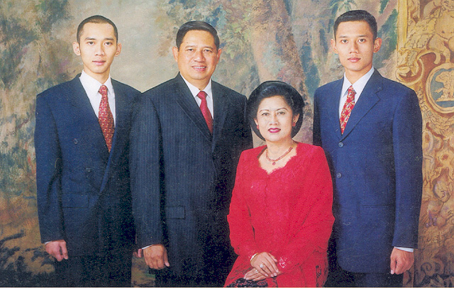File:Susilo Bambang Yudhoyono & family (2003).jpg