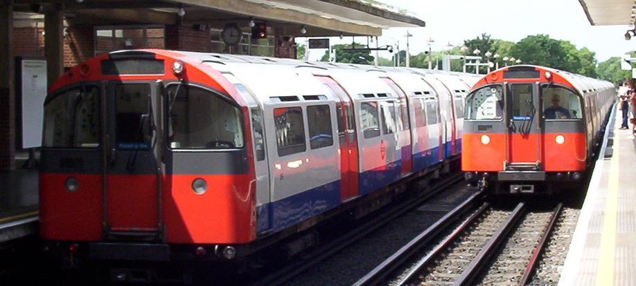 File:Piccadilly Line Rayners Lane.JPG