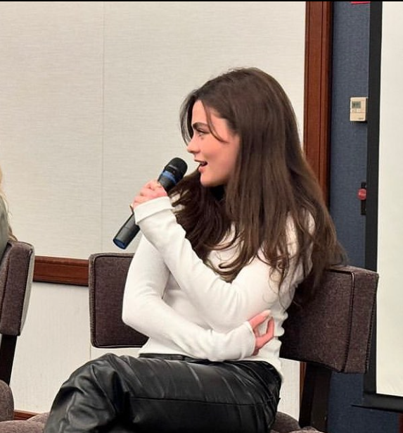 File:Lola Flanery in a convention.png