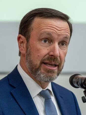 File:Chris Murphy in Paris, France 2025 (headshot).jpg