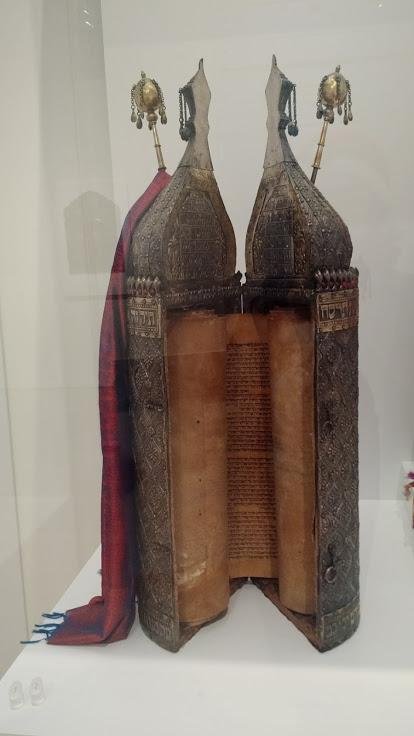 File:Open Torah Case with Scroll.jpg
