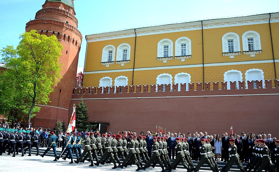 File:Возложение венка к Могиле Неизвестного Солдата - 09.jpg